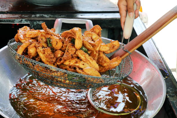 banana frita em uma panela de óleo de aquecimento, banana frita de tailandês asiático fácil comida rua - adulation asia cooked food - fotografias e filmes do acervo