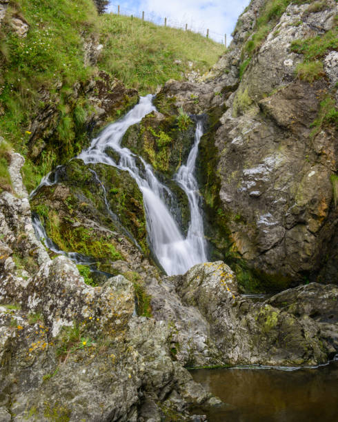 tranquilla cascata nascosta a penllech beach - scenics coastline uk moss foto e immagini stock