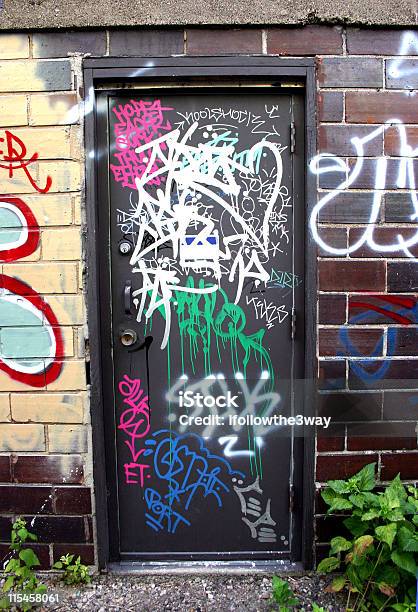 Brown Graffiti Zabezpieczonych Drzwi - zdjęcia stockowe i więcej obrazów Graffiti - Graffiti, Etykieta, Drzwi