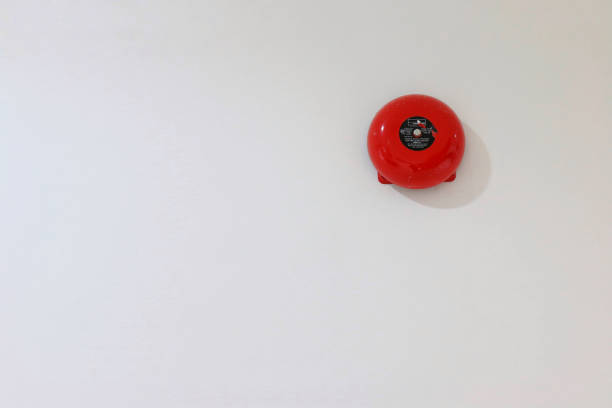 brzęczyk alarm czerwony ogień, dzwonek alarmowy w dander budynku o pomoc, znak alarmowy alarmowy znak bezpieczeństwa formularz pożogi na ścianie biały, bezpieczeństwo pierwszy - bell pull zdjęcia i obrazy z banku zdjęć