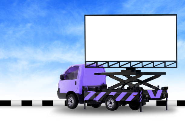 看板空白在汽車紫色卡車led面板上的標誌廣告孤立背景天空,大橫幅和看板路邊的廣告大 - times square billboard 個照片及圖片檔
