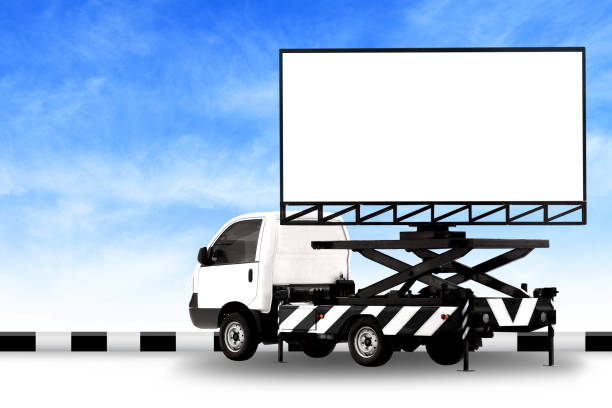 看板空白在汽車白色卡車led面板上的標誌廣告孤立背景天空,大橫幅和看板路邊的廣告大 - times square billboard 個照片及圖片檔