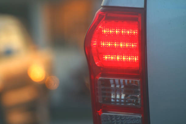 luz de advertência lado de volta do carro de noite, luzes de freio de carro de volta, perigo de advertência carro luzes no engarrafamento de estrada - traffic jam flash - fotografias e filmes do acervo