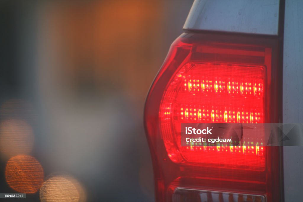 Warnlicht Seite Zurück Auto Abend Bremslicht Des Autos Zurück Warngefahr  Lichter Auto Auf Der Straße Stau Stockfoto und mehr Bilder von Rücklicht -  iStock