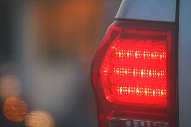 luz de advertência lado de volta do carro de noite, luzes de freio de carro de volta, perigo de advertência carro luzes no engarrafamento de estrada - traffic jam flash - fotografias e filmes do acervo