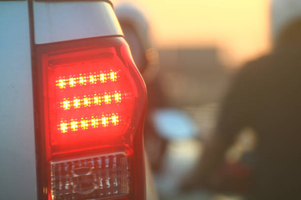 luz de advertência lado de volta do carro de noite, luzes de freio de carro de volta, perigo de advertência carro luzes no engarrafamento de estrada - traffic jam flash - fotografias e filmes do acervo