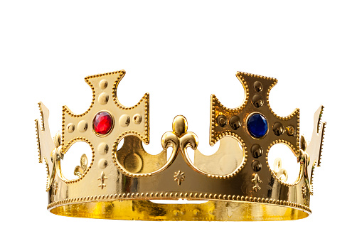 Oro real, vestimenta regia y concepto de realeza con una corona dorada aislada sobre fondo blanco con un recorte de trayectoria de clip photo