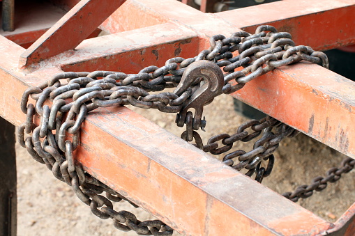 Chain old attached to a steel frame, Chain for towing, Binding bound with iron chains, The bond with steel chains