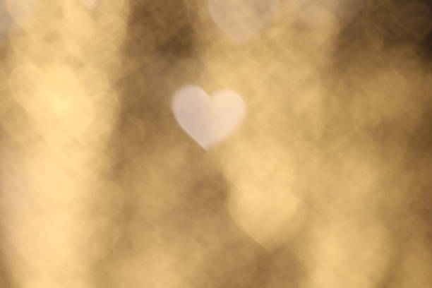 желтое золото в форме сердца на черном фоне красочное освещение bokeh белый для украшения в ночное время фон обои размыты валентина, love pictures ф� - black and white heart shape metallic red стоковые фото и изображения