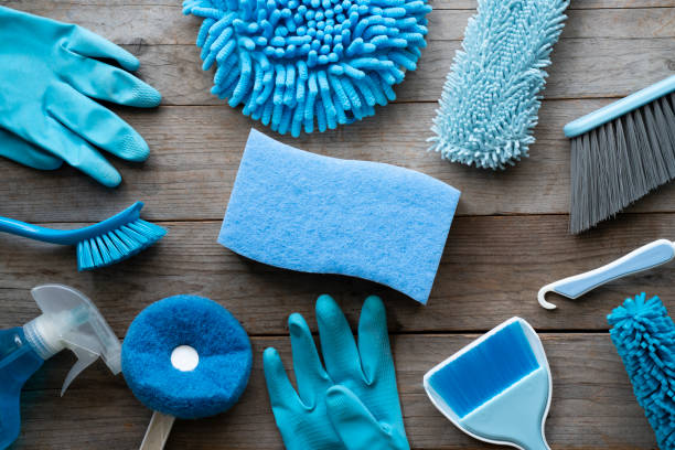 hausreinigung auf holztisch, konzept der blauen ausrüstung - cleaning house cleaner home interior stock-fotos und bilder