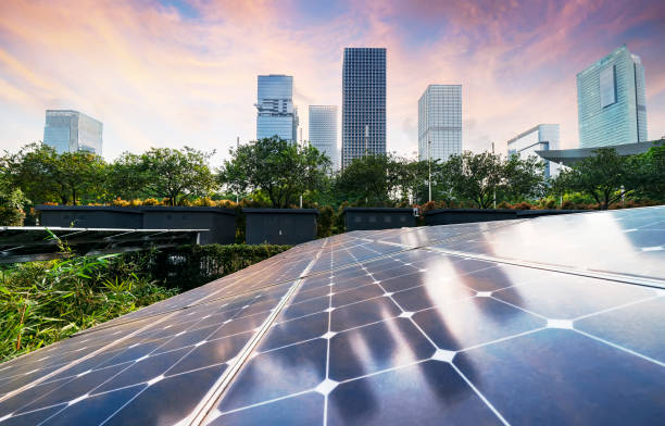 solaranlage in der modernen stadt, nachhaltige erneuerbare energien - solar panel fotos stock-fotos und bilder