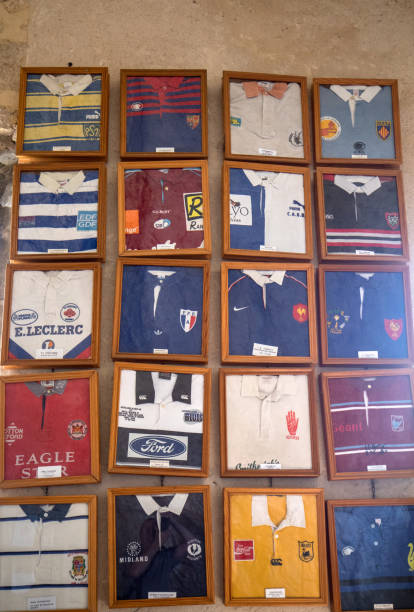 koszulki od znanych rugbystów zostały zaoferowane w ex voto w kaplicy notre dame de l'ovalie, poświęconej rugbyskom w bazylice st-sauveur w rocamadour we francji - rugby shirt zdjęcia i obrazy z banku zdjęć