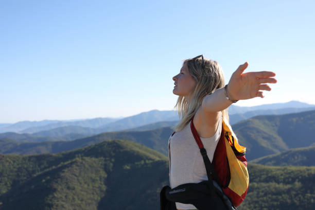 여성 등산객 산 범위 위의 그녀의 팔을 뻗어 - on top of reaching mountain arms outstretched 뉴스 사진 이미지