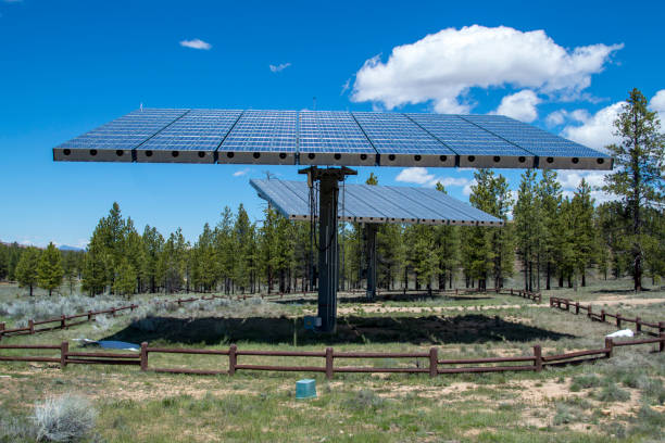 ソーラーパネルを追跡する太陽の大きな配列 - solarpanel ストックフォトと画像