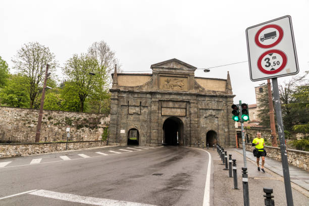 porta sant'agostino, bergamo, itália - augustine - fotografias e filmes do acervo