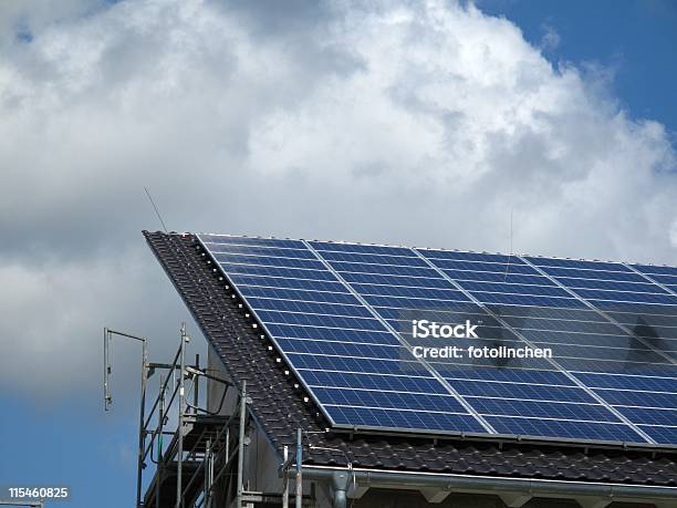 Solarkollektoren Stockfoto und mehr Bilder von Blau - Blau, Dach, Dachziegel
