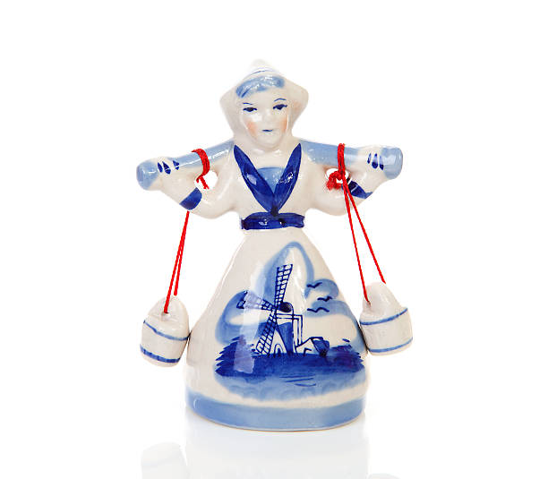 estatua de milkmaid holandés - dutch culture delft souvenir blue fotografías e imágenes de stock