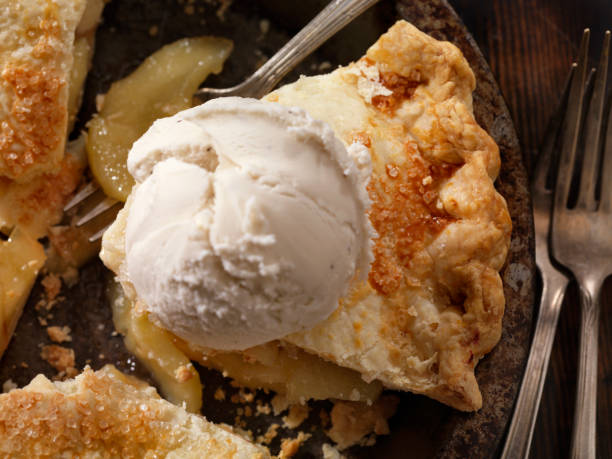 веганский яблочный пирог с молочным бесплатным кокосовым молоком мороженое - apple pie apple baked cinnamon стоковые фото и изображения