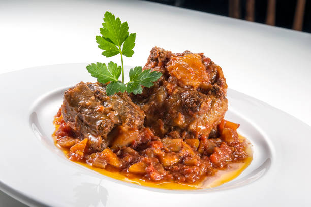 plato con porción de rabo de buey guisado - ox tail fotografías e imágenes de stock