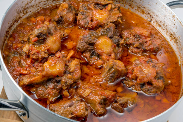 sartén aislada con la cola de buey guisada vacunara - ox tail fotografías e imágenes de stock