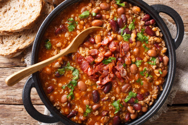 amerykańska fasola kowbojska z mieloną wołowiną, boczek w pikantnym sosie z bliska. poziomy widok z góry - appetizer bean beef bowl zdjęcia i obrazy z banku zdjęć