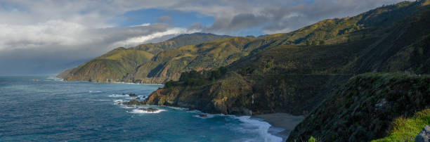 береговая линия буг-сур зимой - pacific ocean coastline rain california стоковые фото и изображения