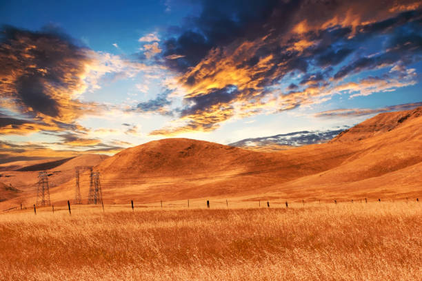 vista colorida de tierras de cultivo secas al atardecer - precordillera fotografías e imágenes de stock