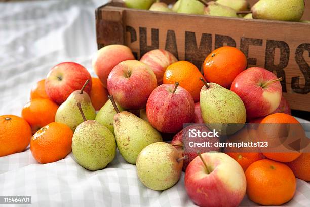 Appena Scelto Frutta Mista - Fotografie stock e altre immagini di A quadri - A quadri, Alimentazione sana, Ambientazione esterna