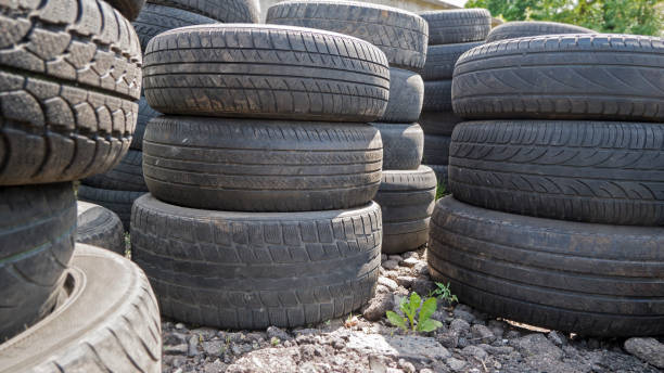 vieux pneus de voiture usagés empilés dans des piles - tire recycling recycling symbol transportation photos et images de collection