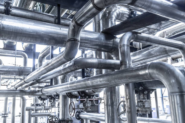 tubería de vapor industrial con válvulas y actuadores de acero inoxidable - industry refinery gas refinery petrochemical plant fotografías e imágenes de stock