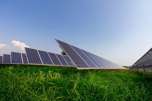 panneau solaire, source d’électricité alternative, concept de ressources durables, et c’est un nouveau système qui peut générer de l’électricité plus que l’original, ce sont les systèmes de suivi du soleil - the original ecological photos et images de collection