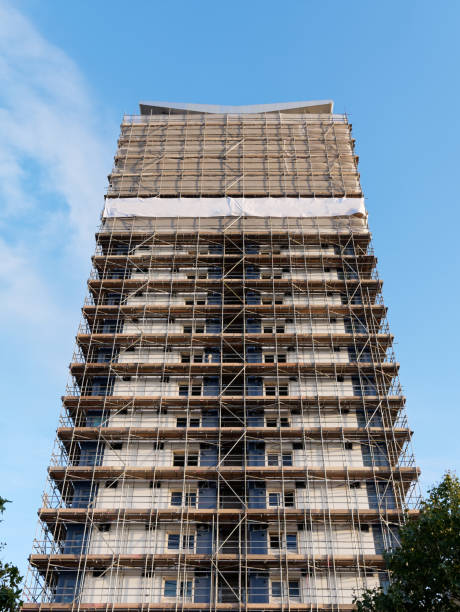 타워 빌딩의 광범위 한 발판 - uk scaffolding construction building activity 뉴스 사진 이미지
