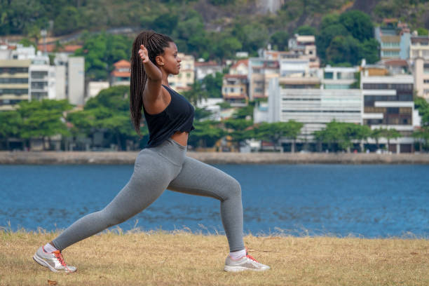 femme noir brésilien faisant l'exercice à l'extérieur - parc flamengo photos et images de collection