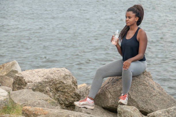 femme noir brésilien faisant l'exercice à l'extérieur - aerobics beautiful bottle body photos et images de collection