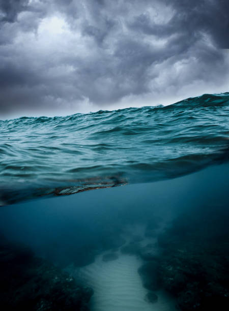 subaquático, oceano com céu nebuloso - underwater sea water surface surface level - fotografias e filmes do acervo