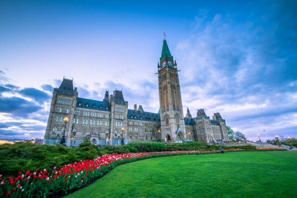 オタワのカナダ国会議事堂の眺め - ottawa tulip festival ストックフォトと画像