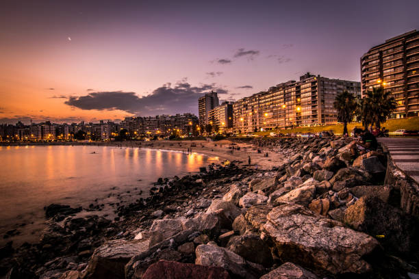 puesta de sol en la orilla de pocitos beach, montevideo, uruguay - uruguay fotografías e imágenes de stock