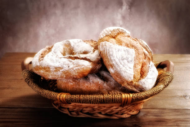 крупным планом ассорти свежего хлеба договоренности - bakery meat bread carbohydrate стоковые фото и изображения