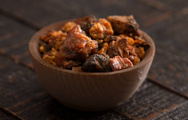 sweet myrrhe opoponax sur une table en bois vieilli - myrrhe huile essentielle photos et images de collection