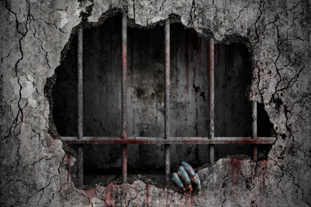 Cтоковое фото Рука дьявола имеет пятна и капли крови и проведение поврежденных шероховатый трещины и сломанной бетонной стены в старой тюрьме металличе�