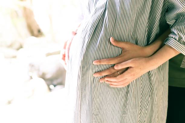 pregnant woman and husband - abdomen women loving human hand imagens e fotografias de stock