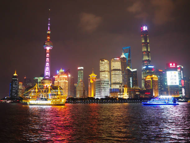 モダンな浦東上海市、中国の夜景 - shanghai tower ストックフォトと画像