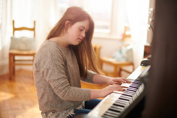 ピアノでティーンエイジャー - music child pianist learning ストックフォトと画像