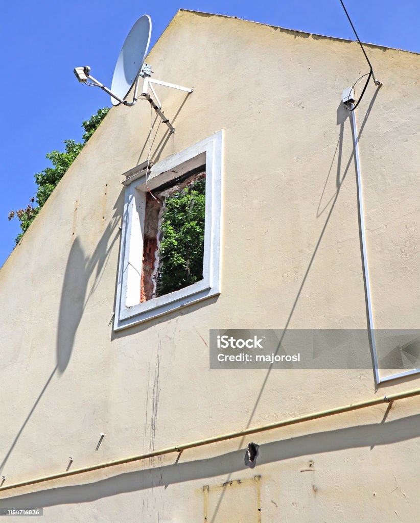 Mur ruiné d’une maison avant la démolition - Photo de Antenne parabolique libre de droits