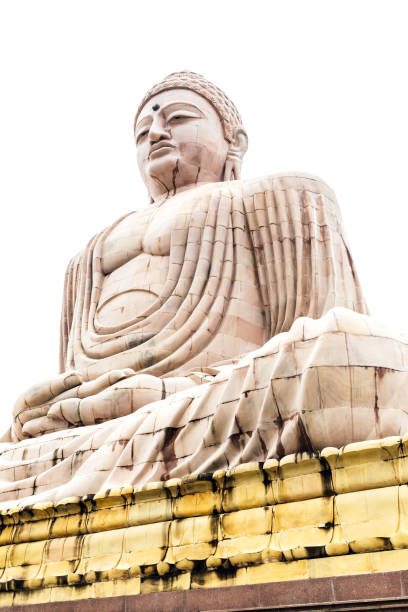 daibutsu, la statue du grand bouddha en posture de méditation ou dhyana mudra assis sur un lotus en plein air près du temple de mahabodhi à bodh gaya, bihar, inde - bodhgaya architecture image human age photos et images de collection