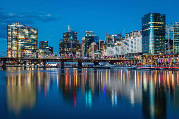 сидней дарлинг харбор cityscape размышления в ночное время австралии - sydney australia australia sydney harbor skyline стоковые фото и изображения