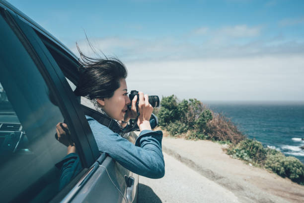 turista que toma a foto durante a viagem da estrada do carro - pacific coast highway - fotografias e filmes do acervo