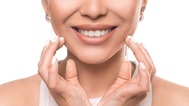 fermez le portrait d’une femme souriante sur le fond blanc. concept de blanchiment des dents et de stomatologie - dentist office dentists chair dentist dental hygiene photos et images de collection