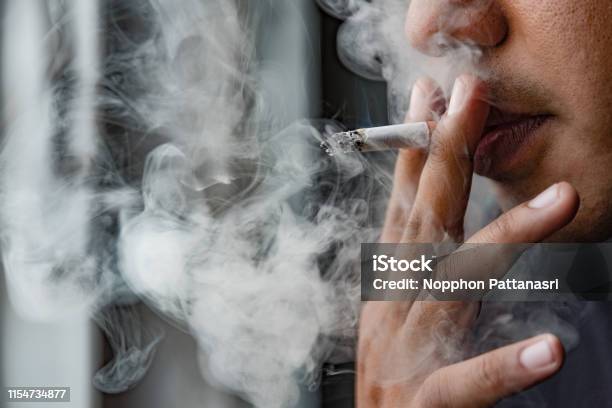 Pria Merokok Foto Stok - Unduh Gambar Sekarang - Merokok, Masalah merokok, Rokok - Produk tembakau