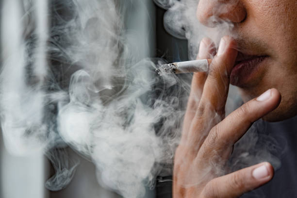 мужчина курит сигарету - smoking smoking issues cigarette addiction стоковые фото и изображения